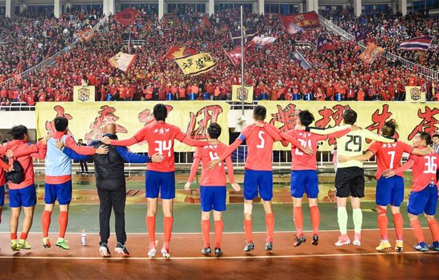  法甲霸主稳固领跑，升降级悬念持续升温