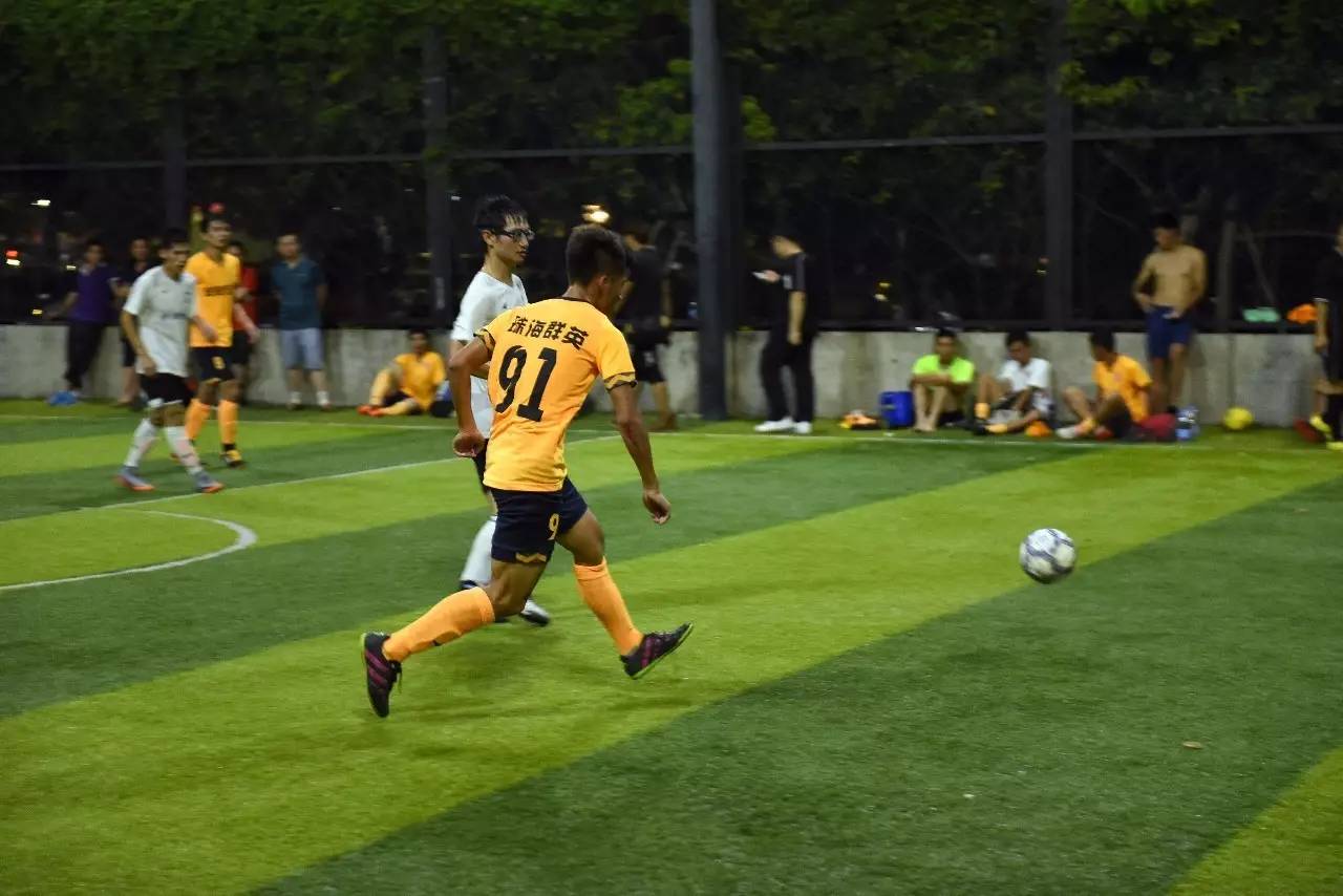  五人制足球风靡都市，民间赛事蓬勃兴起  
