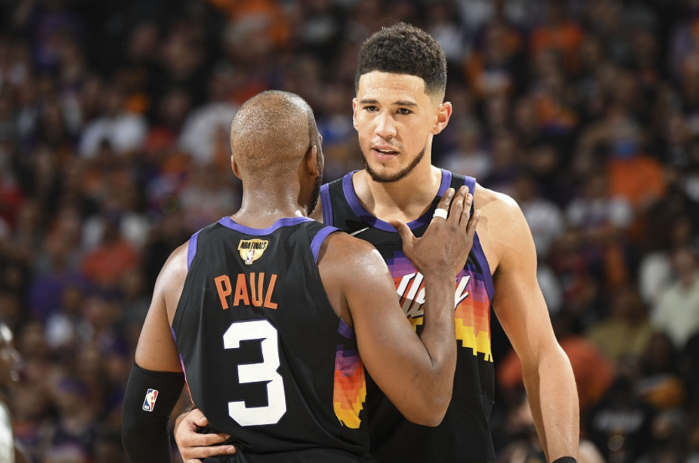  保罗双打搭档默契配合勇夺冠军