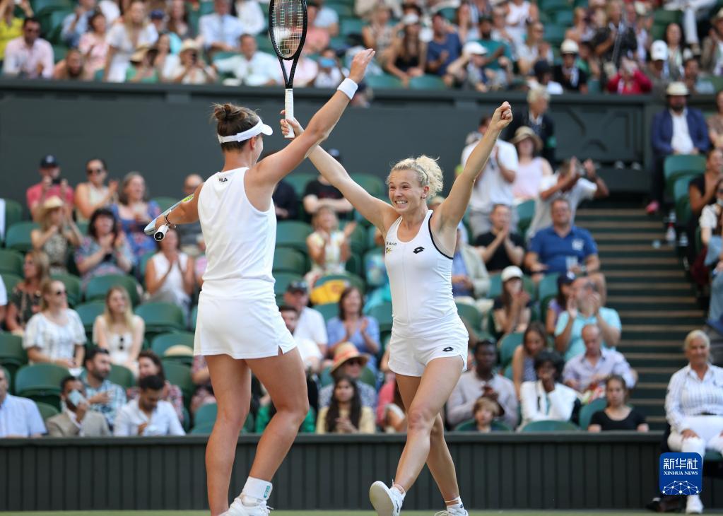  克雷吉茨科娃双打配合精妙，澳网女双搭档捧杯