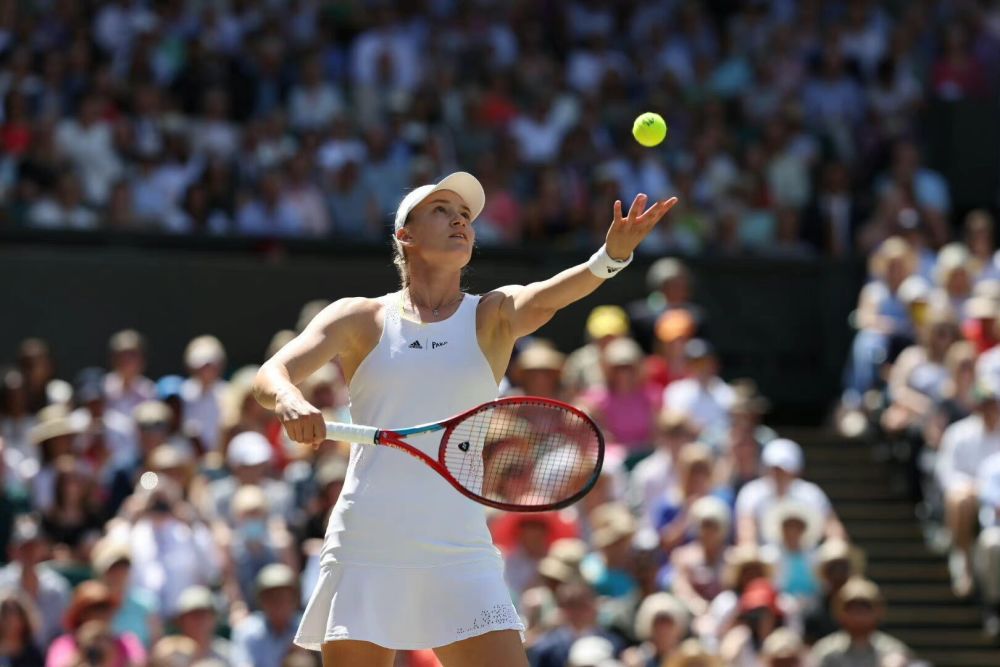  莱巴金娜温网夺冠书写新传奇