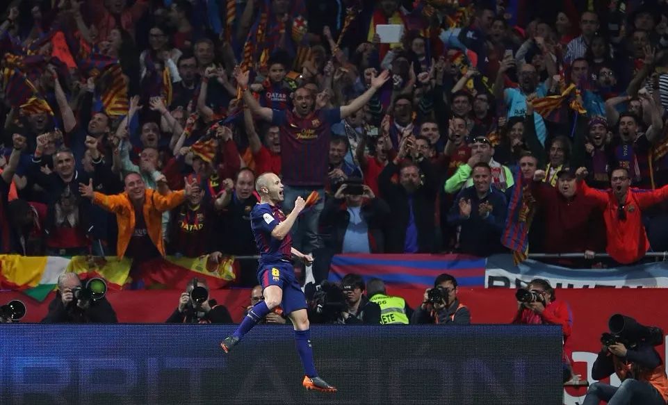  费德勒告别赛引泪目，球迷致敬传奇时刻